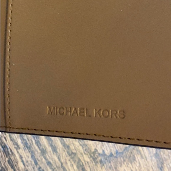 *BRAND NEW* Michael Kors Passport holder - Picture 4 of 7